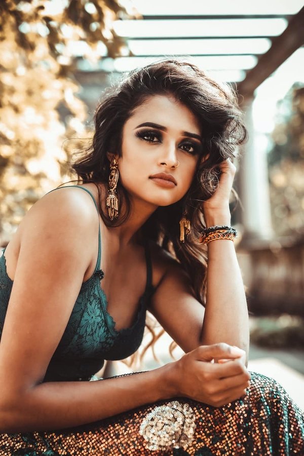 How to create a glamorous evening look on a budget?